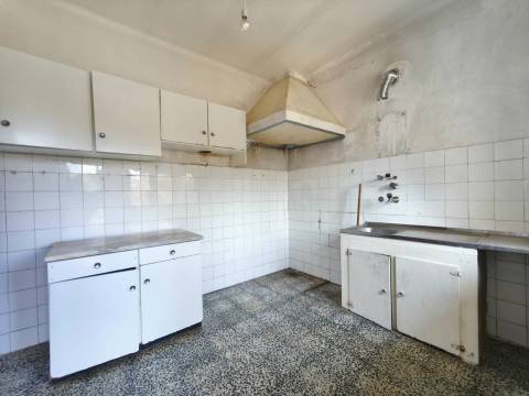 Moradia p/ Recuperar c/ Terreno - Lousã