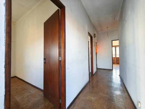 Moradia p/ Recuperar c/ Terreno - Lousã