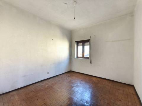 Moradia p/ Recuperar c/ Terreno - Lousã