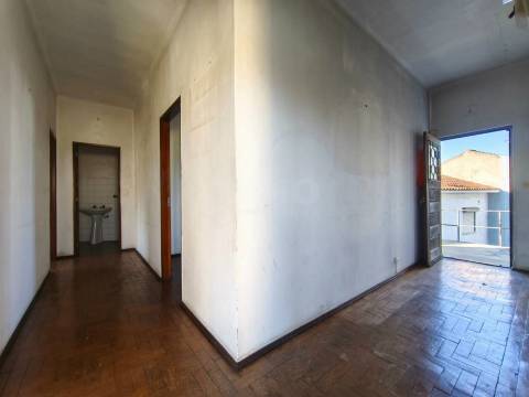 Moradia p/ Recuperar c/ Terreno - Lousã