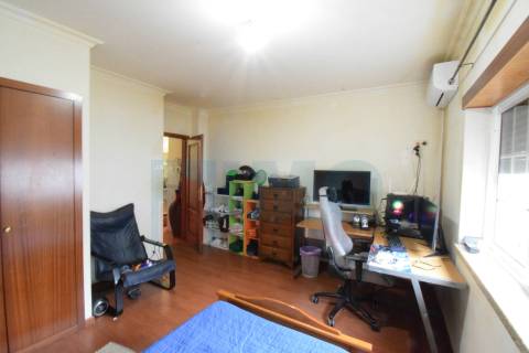 Andar Moradia V3 c/ Terraço e Garagem - Penedos Altos