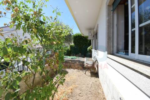 Andar Moradia V3 c/ Terraço e Garagem - Penedos Altos