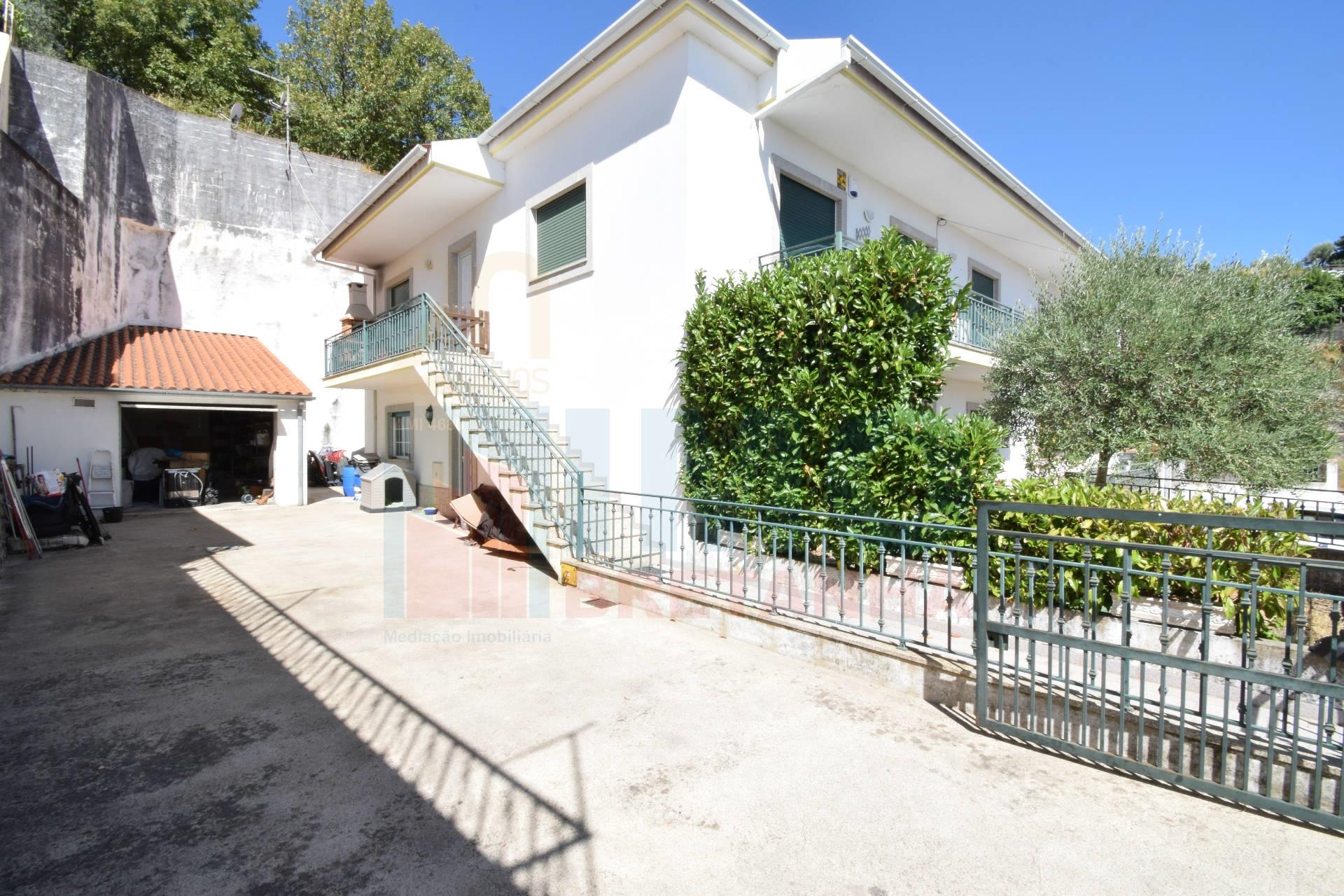 Andar Moradia V3 c/ Terraço e Garagem - Penedos Altos