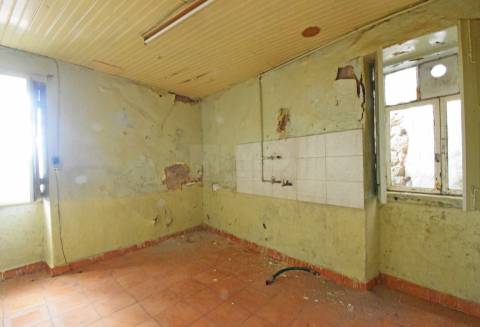 Moradia V3 p/ Renovar - Teixoso - 7 min. da Covilhã