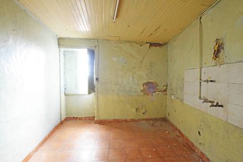 Moradia V3 p/ Renovar - Teixoso - 7 min. da Covilhã