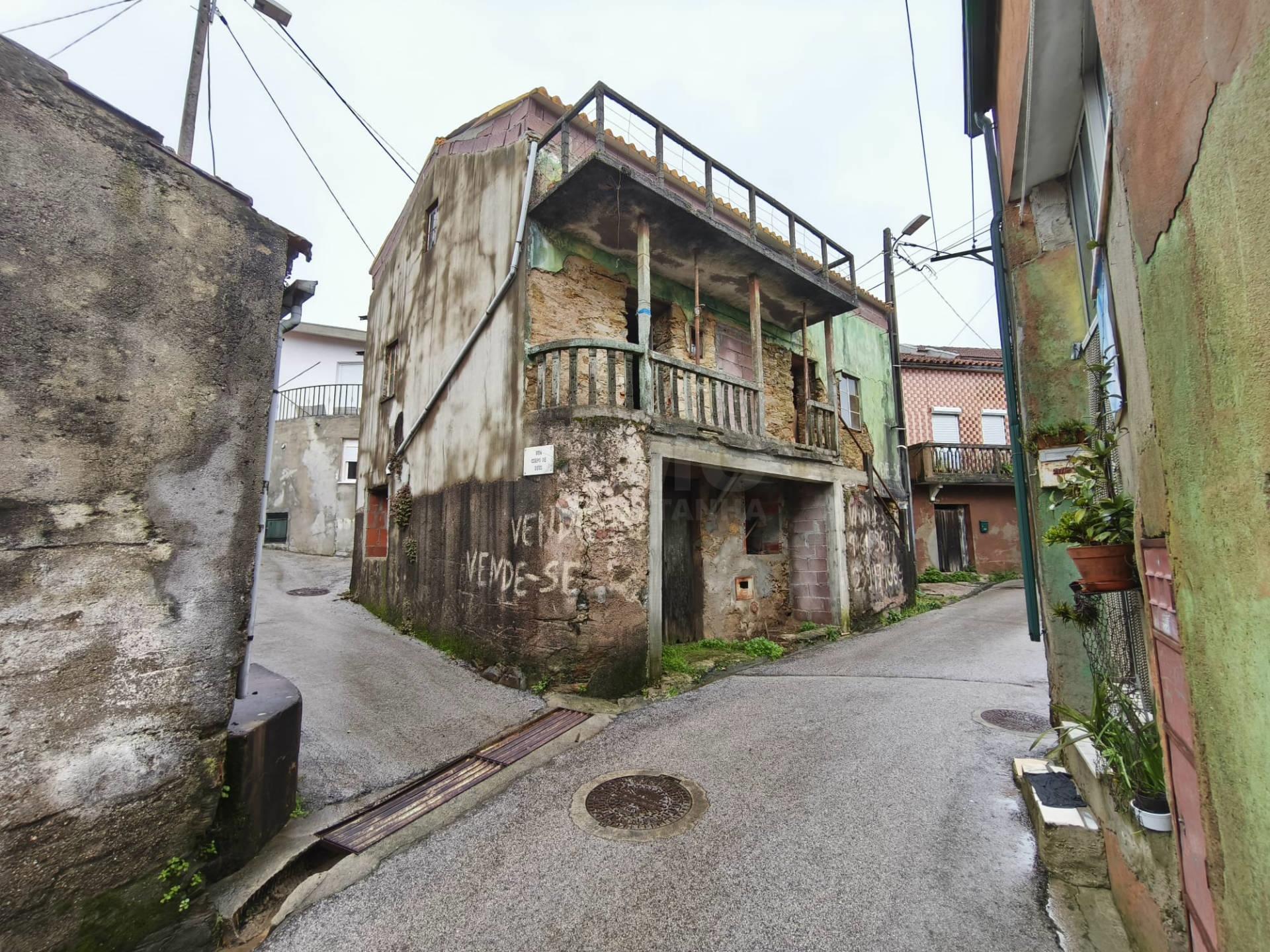 Moradia c/ Projecto de Recuperação - Roxo - 15 min de Coimbra