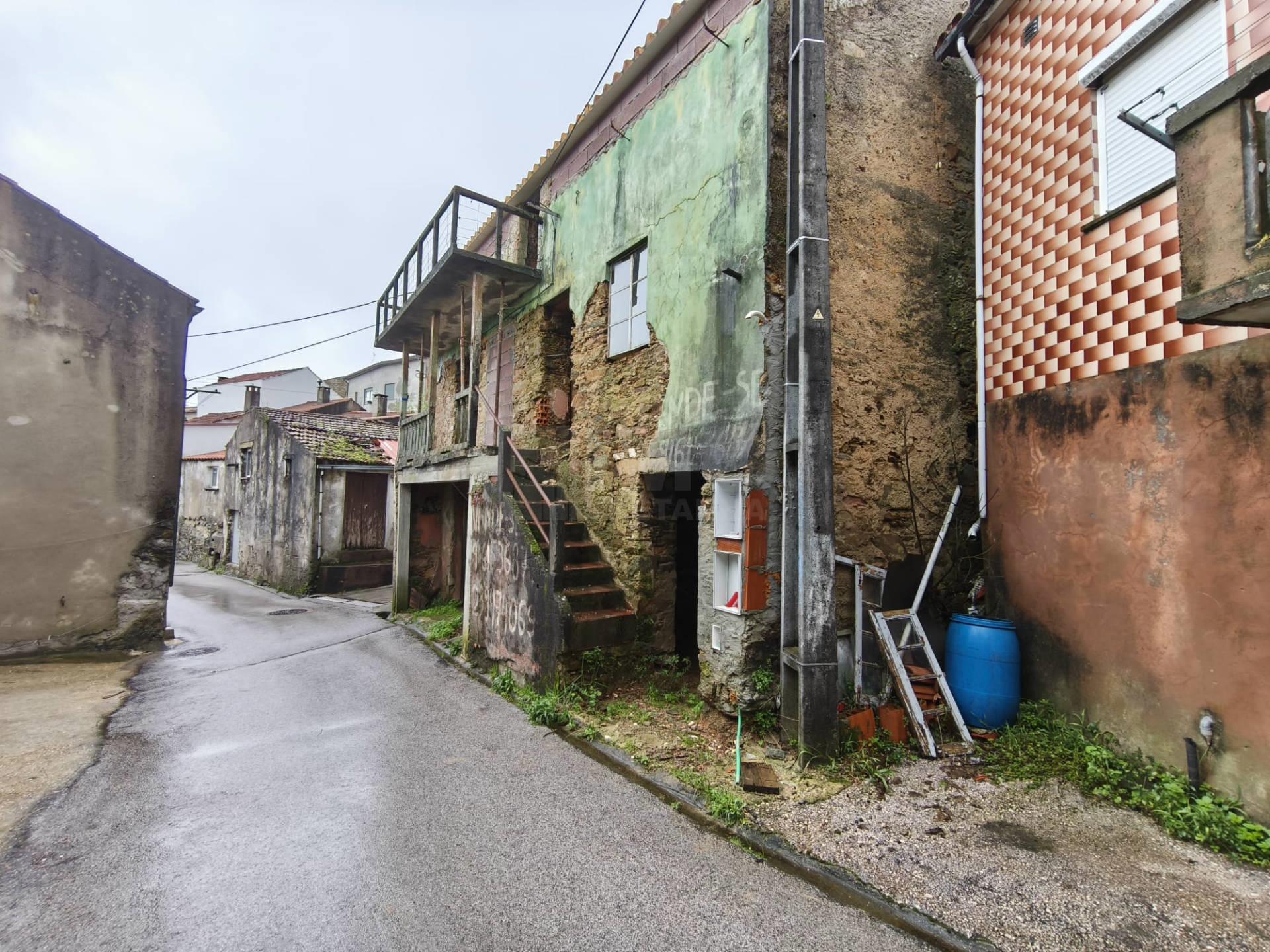 Moradia c/ Projecto de Recuperação - Roxo - 15 min de Coimbra