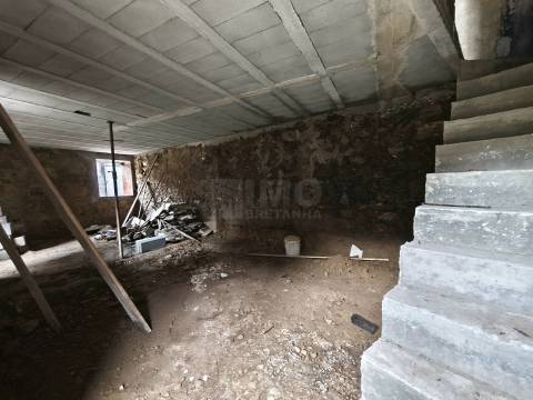 Moradia c/ Projecto de Recuperação - Roxo - 15 min de Coimbra