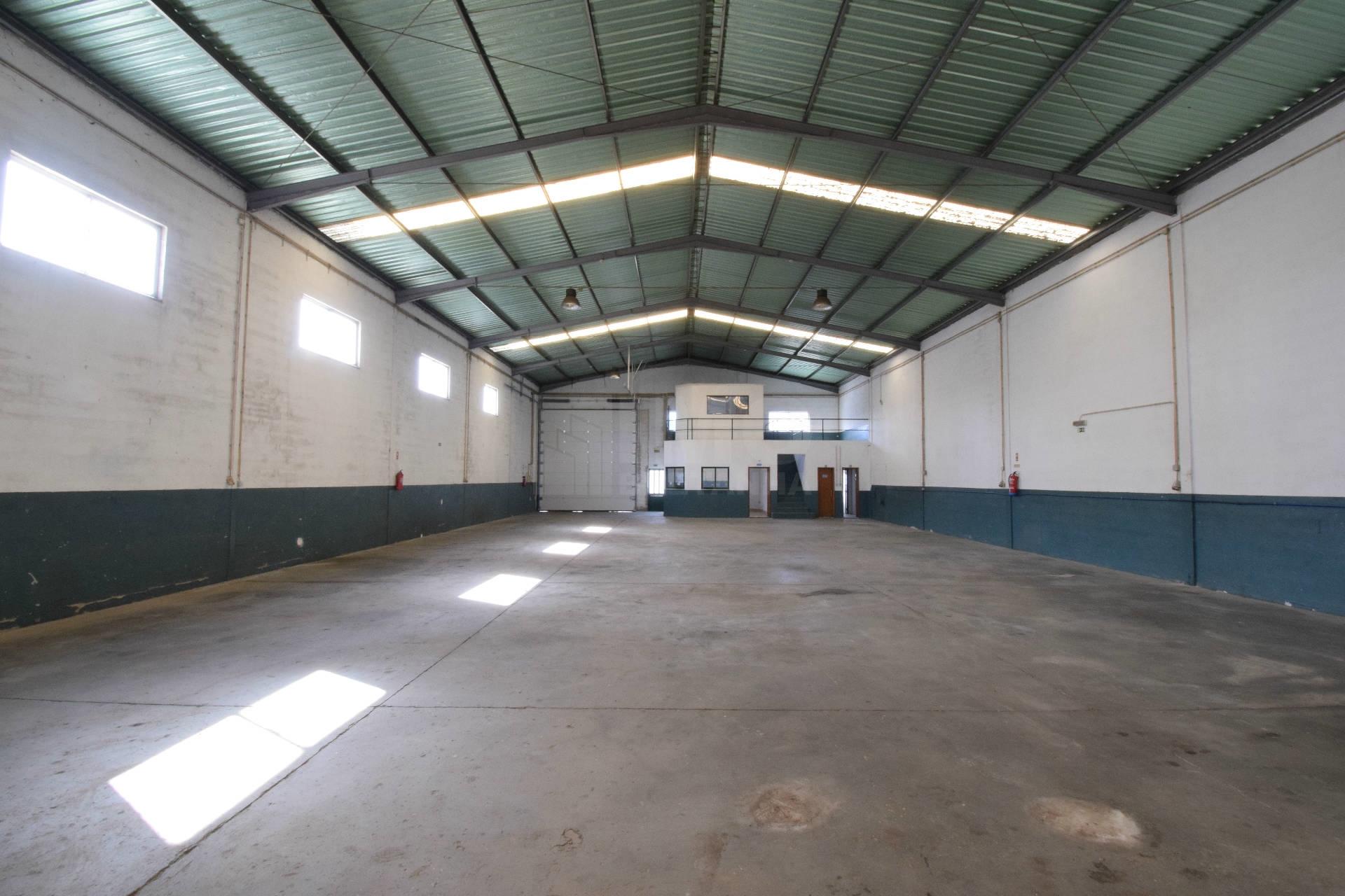 Armazém - Zona Industrial do Fundão