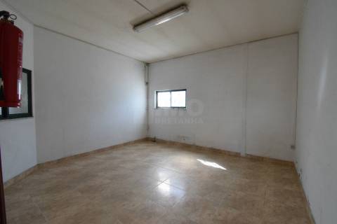 Armazém - Zona Industrial do Fundão