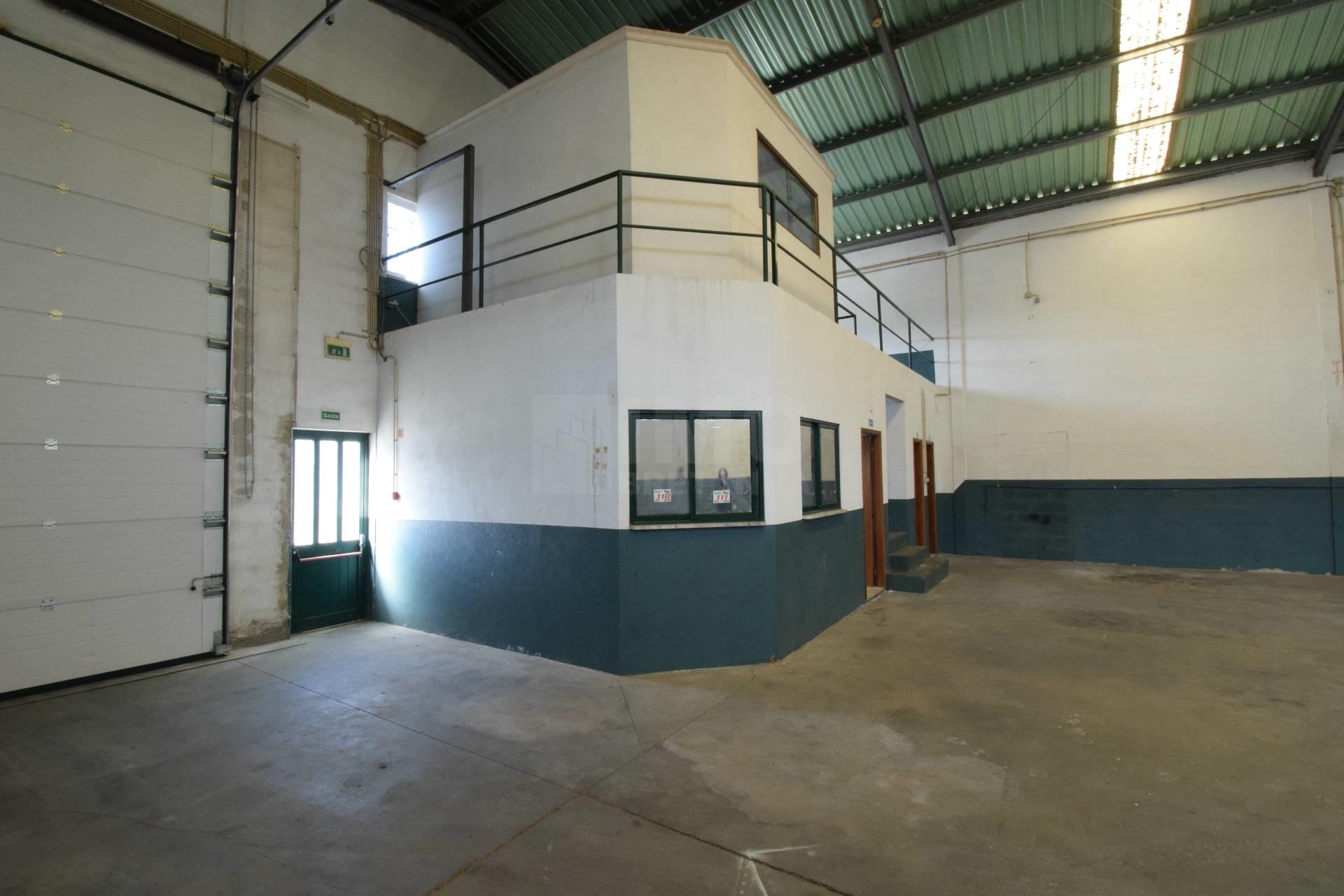 Armazém - Zona Industrial do Fundão