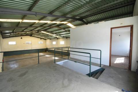 Armazém - Zona Industrial do Fundão