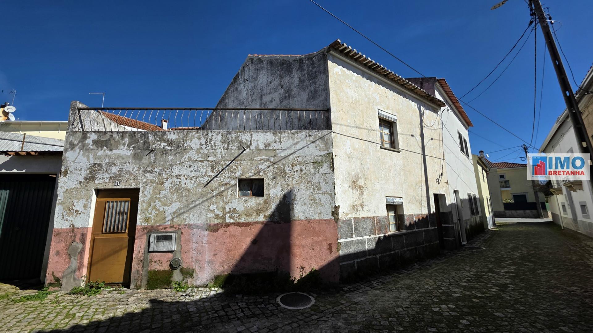 Moradia V2 p/ Renovar - Escalos de Cima