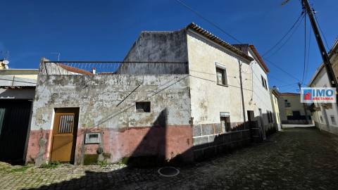 Moradia V2 p/ Renovar - Escalos de Cima