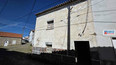 Moradia V2 p/ Renovar - Escalos de Cima