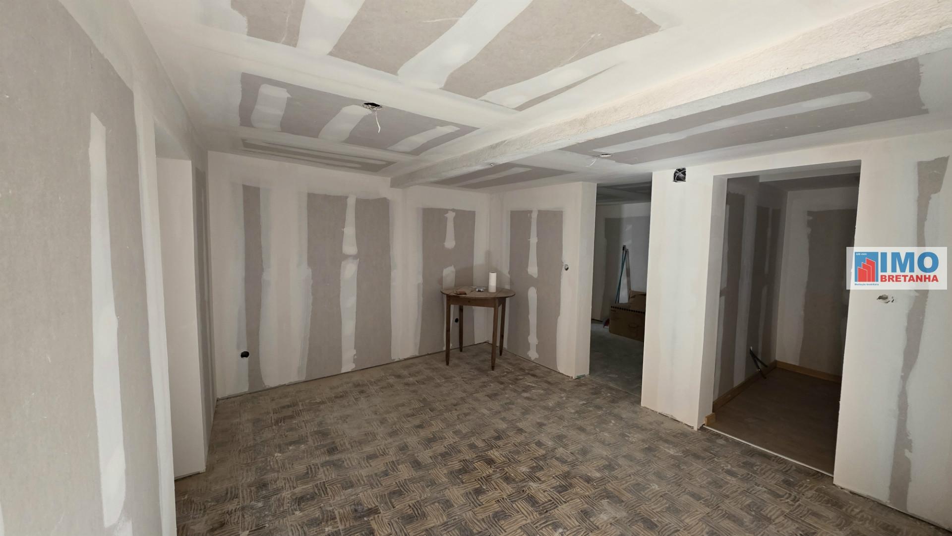 Moradia V2 p/ Renovar - Escalos de Cima