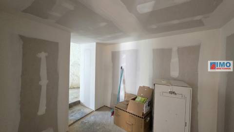 Moradia V2 p/ Renovar - Escalos de Cima