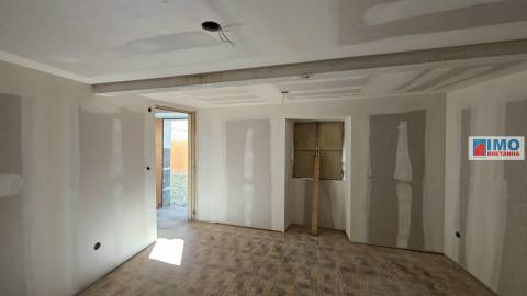 Moradia V2 p/ Renovar - Escalos de Cima