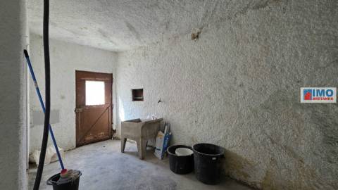 Moradia V2 p/ Renovar - Escalos de Cima