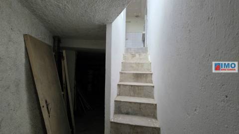 Moradia V2 p/ Renovar - Escalos de Cima