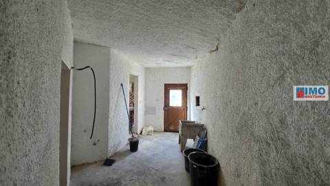 Moradia V2 p/ Renovar - Escalos de Cima