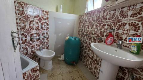 Moradia V2 p/ Renovar - Escalos de Cima