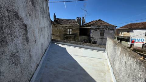 Moradia V2 p/ Renovar - Escalos de Cima