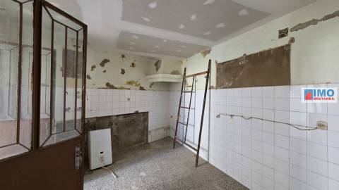 Moradia V2 p/ Renovar - Escalos de Cima