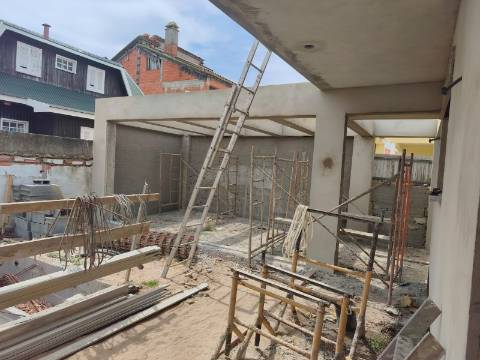Moradia V4 c/ Piscina - Fernão Ferro