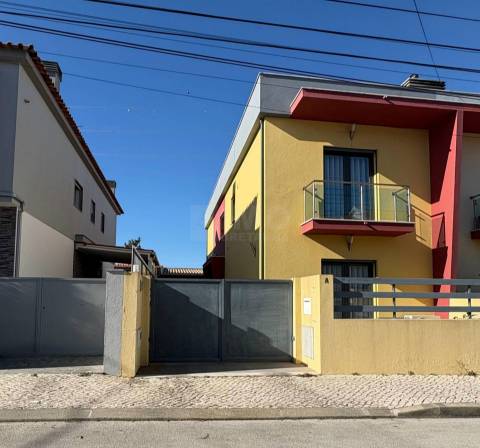 Moradia Geminada V3 duplex - Qtª do Conde - Fernão Ferro