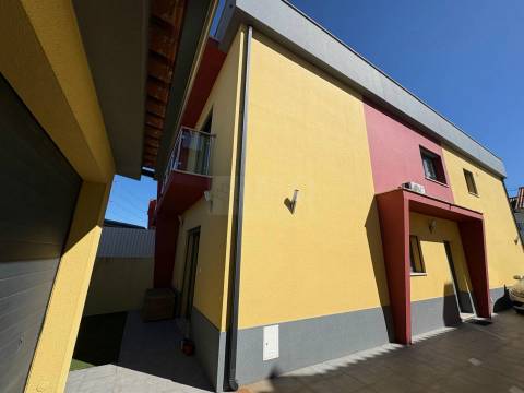 Moradia Geminada V3 duplex - Qtª do Conde - Fernão Ferro