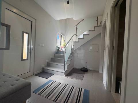 Moradia Geminada V3 duplex - Qtª do Conde - Fernão Ferro