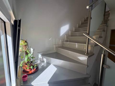 Moradia Geminada V3 duplex - Qtª do Conde - Fernão Ferro