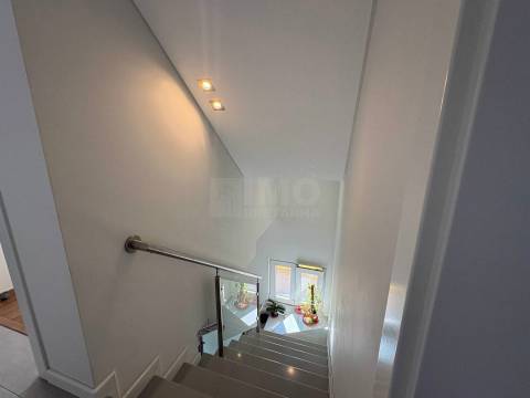 Moradia Geminada V3 duplex - Qtª do Conde - Fernão Ferro