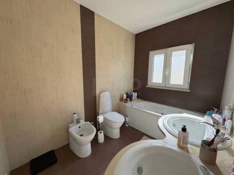 Moradia Geminada V3 duplex - Qtª do Conde - Fernão Ferro