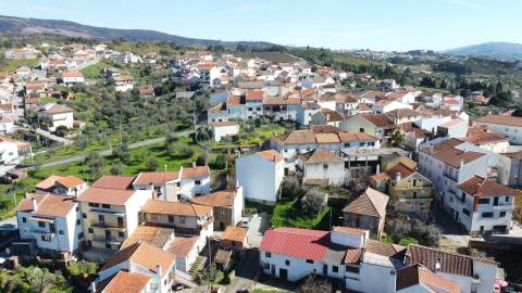 Moradia V7 de 3 pisos c/ Quintal – Peso - a 15 min. da Covilhã