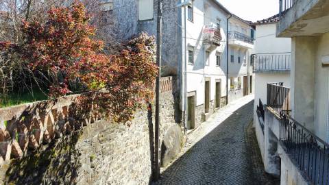 Moradia V7 de 3 pisos c/ Quintal – Peso - a 15 min. da Covilhã