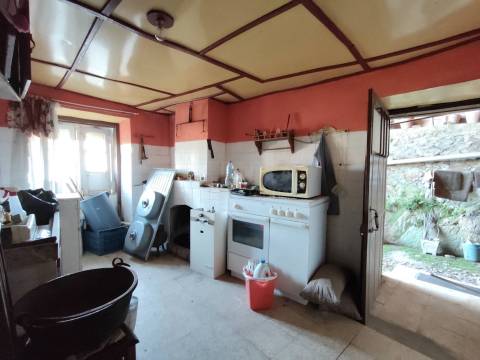 Moradia V7 de 3 pisos c/ Quintal – Peso - a 15 min. da Covilhã