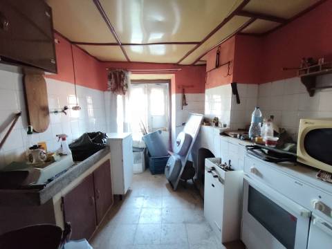 Moradia V7 de 3 pisos c/ Quintal – Peso - a 15 min. da Covilhã