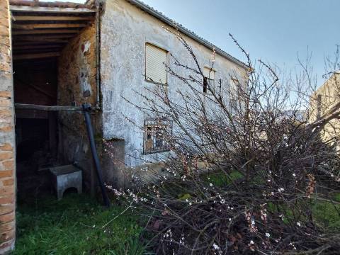 Moradia V7 de 3 pisos c/ Quintal – Peso - a 15 min. da Covilhã