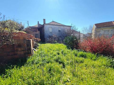 Moradia V7 de 3 pisos c/ Quintal – Peso - a 15 min. da Covilhã