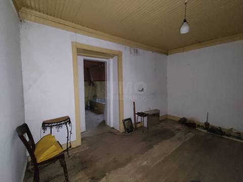 Moradia V7 de 3 pisos c/ Quintal – Peso - a 15 min. da Covilhã