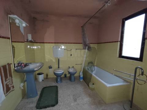 Moradia V7 de 3 pisos c/ Quintal – Peso - a 15 min. da Covilhã