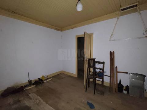 Moradia V7 de 3 pisos c/ Quintal – Peso - a 15 min. da Covilhã