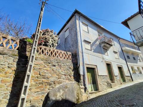 Moradia V7 de 3 pisos c/ Quintal – Peso - a 15 min. da Covilhã