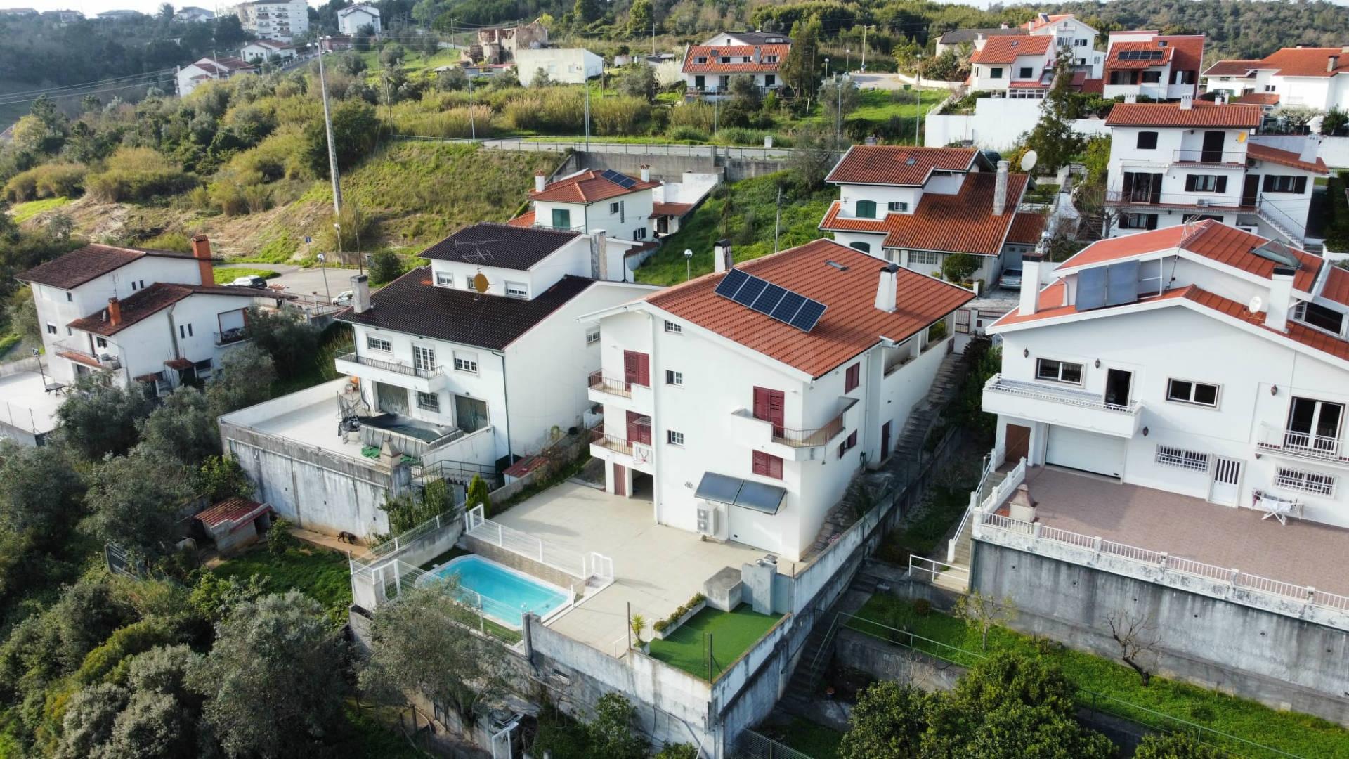 Moradia T6+3 c/ Piscina e Garagem - Coimbra