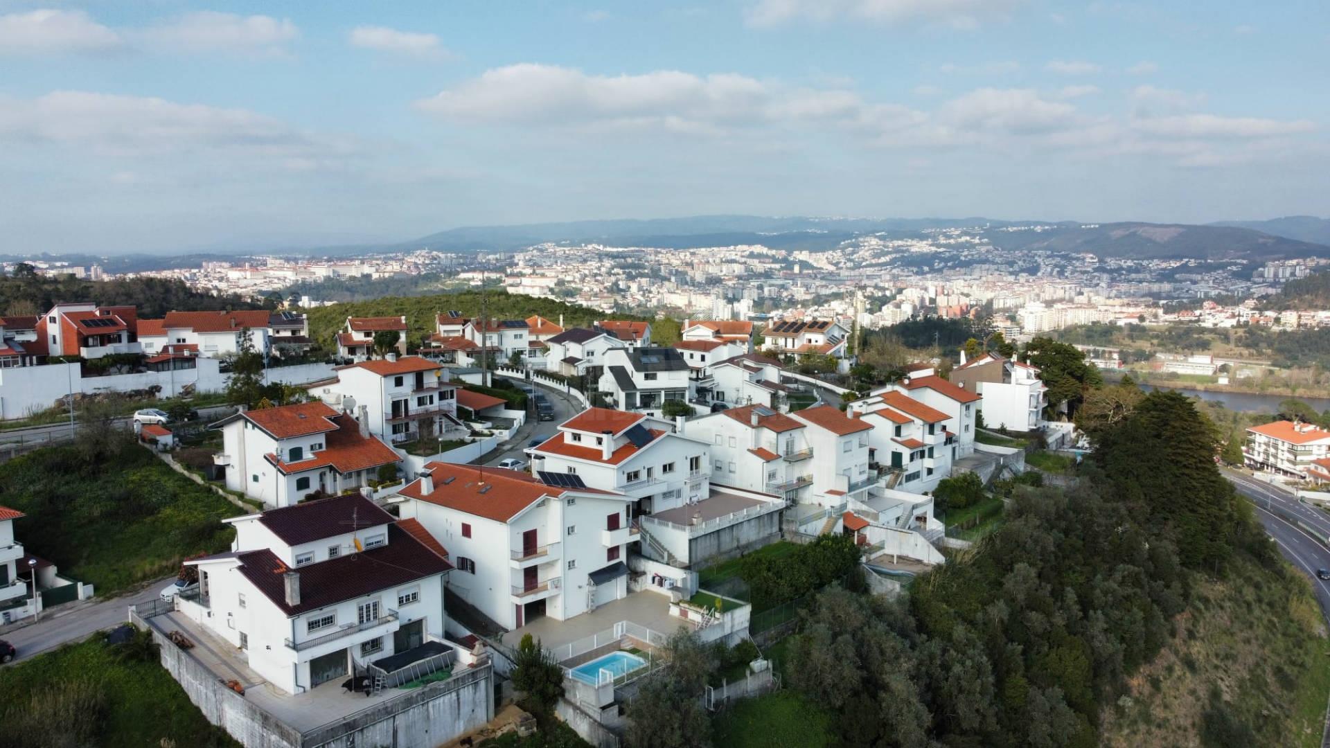 Moradia T6+3 c/ Piscina e Garagem - Coimbra