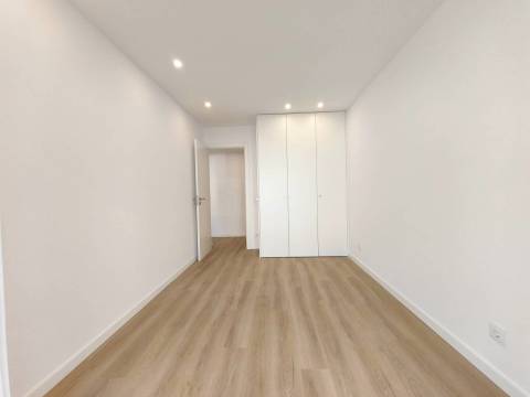 T2 Totalmente Remodelado | Zona Premium – Parque Verde - Coimbra