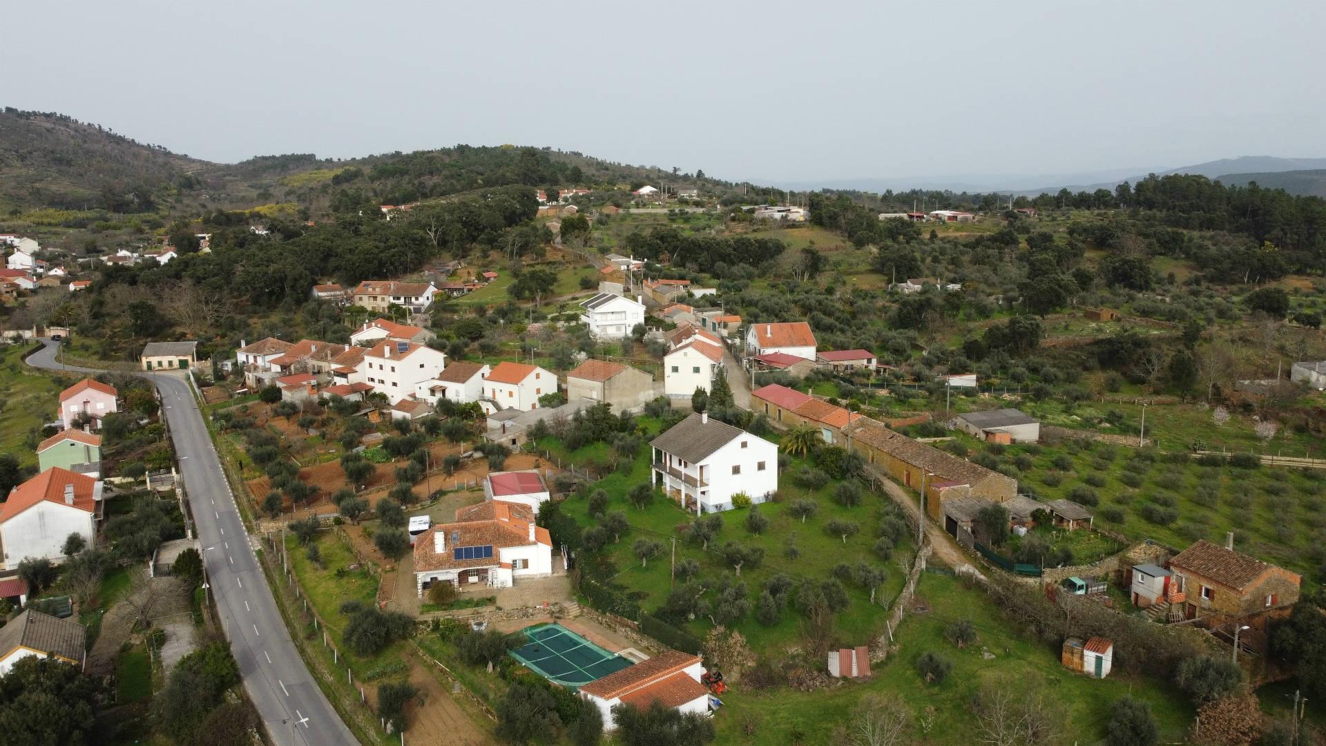 Moradia V3 Isolada c/ Terreno - Capinha - Fundão