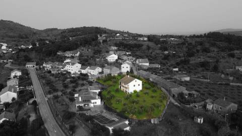 Moradia V3 Isolada c/ Terreno - Capinha - Fundão